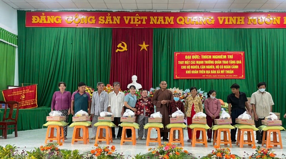 MTTQVN xã Mỹ Thuận phối hợp mạnh thường quân tặng quà cho các hộ nghèo, cận nghèo, và các hộ khó khăn trên địa bàn xã Mỹ Thuận.
