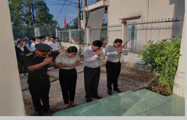 MỸ THUẬN - TỔ CHỨC DÂNG HƯƠNG KHU TƯỞNG NIỆM ANH HÙNG LIỆT SĨ, KHU DI TÍCH LỊCH SỬ VĂN HÓA NHÂN DỊP 51 NĂM NGÀY GIẢI PHÓNG MIỀN NAM, THỐNG NHẤT ĐẤT NƯỚC